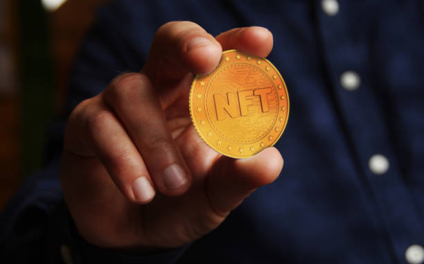иллюстрация золотой монеты nft crypto art - nft стоковые фото и изображения