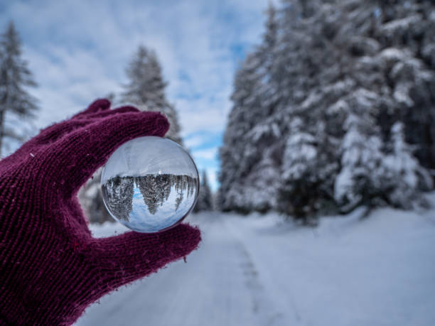 kristallkugel im winterwald im vogtland - alpen unscharf winter stock-fotos und bilder
