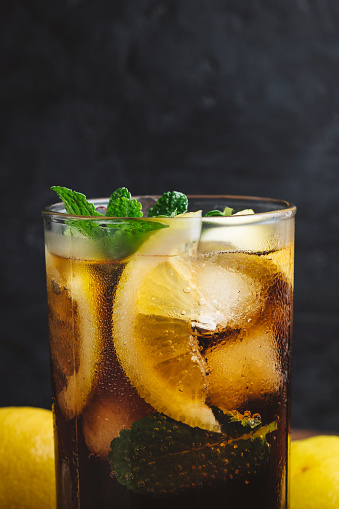 キューバリブレ ラム酒コーラミントレモン茶色のテーブルと黒の背景のグラスに氷とカクテル かんきつ類のストックフォトや画像を多数ご用意 Istock