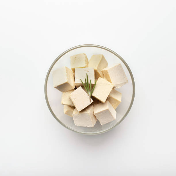 흰 면으로 분리된 콩 두부 치즈 부분의 큐브 - 두부 뉴스 사진 이미지