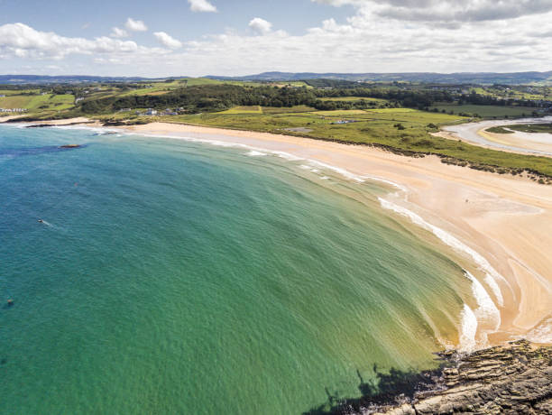 Culdaff White Sand Beach Thi is an aerial photograph of Culdaff Beach in Donegal Ireland inishowen peninsula stock pictures, royalty-free photos & images