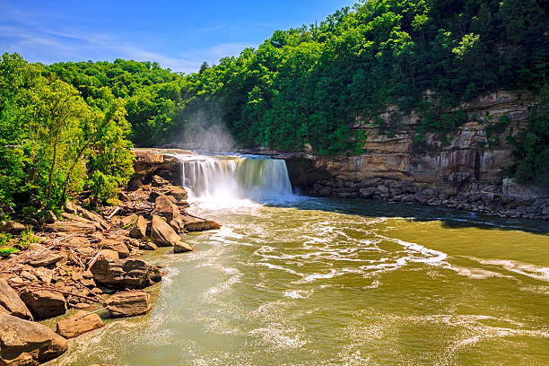 Cumberland falls Scenic view of Cumberland falls in southern Kentucky in spring cumberland river stock pictures, royalty-free photos & images