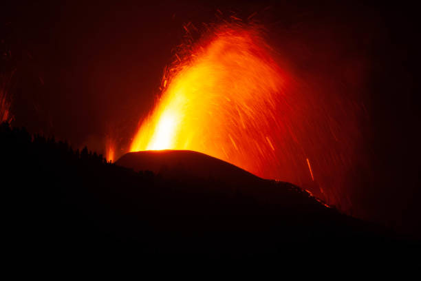 Cumbre Vieja volcano eruption. Second day of eruption of the volcano of Cumbre Vieja, in the image, the spectacular flares of fire. active volcano stock pictures, royalty-free photos & images