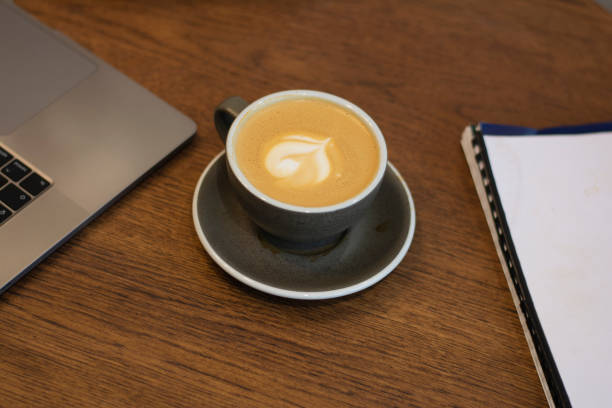 tasse de café au lait ou cappuccino sur fond de bois dans un espace de copie de café - ouvrier coeur photos et images de collection