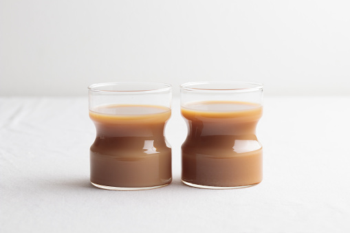 하얀 테이블에 우유를 곁들인 신선한 커피 컵 0명에 대한 스톡 사진 및 기타 이미지 - iStock