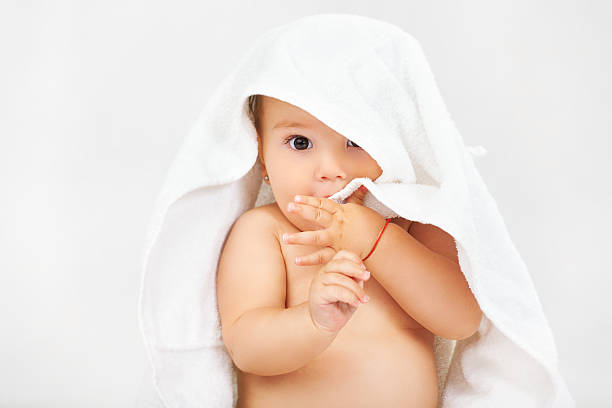 neugierig baby unter weißen tuch - marko skrbic stock-fotos und bilder