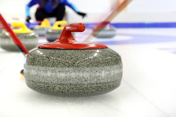 curling. spelers curling op het spoor van curling. - curling stockfoto's en -beelden