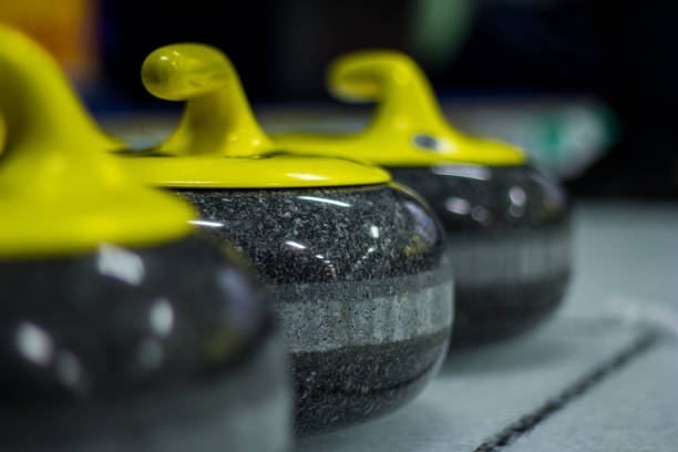 curling stenen op ijs - curling stockfoto's en -beelden