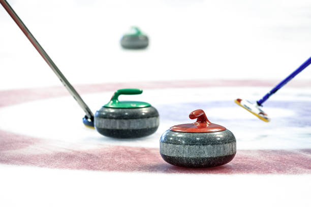 curling stenen op het ijs - curling stockfoto's en -beelden