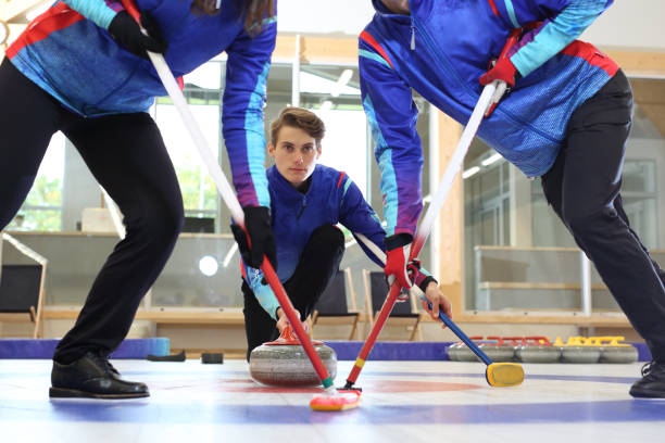 curling, team spelen op het ijs. - curling stockfoto's en -beelden