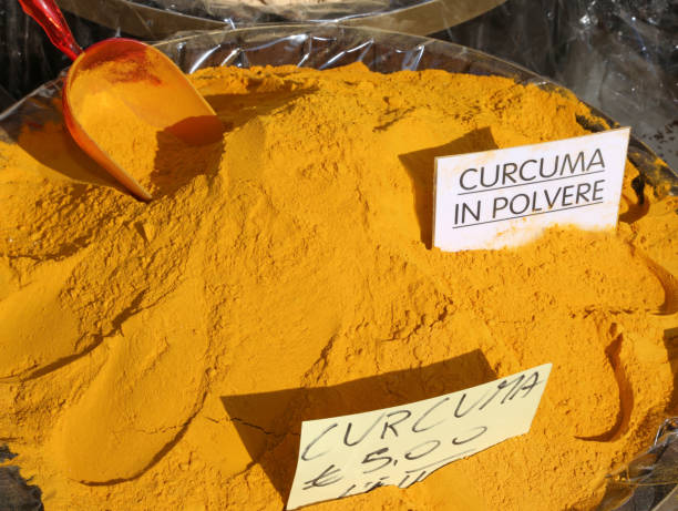 curry curcuma in polvere con scrittura in curcuma italiana in polvere - sassuolo napoli foto e immagini stock