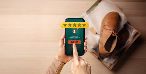 customer experiences concepts. happy customer unbox and review her satisfaction via online shopping survey application. positive feedback on mobile phone - unbox stockfoto's en -beelden
