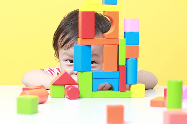 アジアと遊ぶ、かわいい赤ちゃんブロック - 保育園 ストックフォトと画像