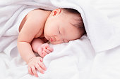 かわいい赤ちゃんの女の子の眠り