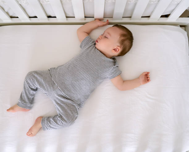 schattige baby slaapt - cradle to cradle stockfoto's en -beelden