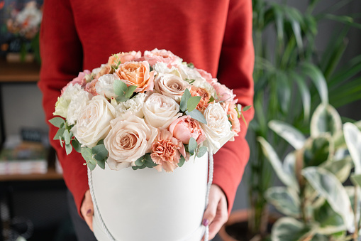 女性の手に混合花のかわいい花の配置丸いボックス花屋の花屋さんの作品繊細なパステルカラー切りたての花 ピンク色のストックフォトや画像を多数ご用意 Istock