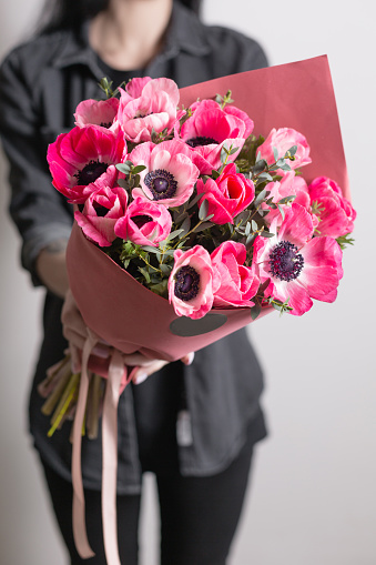 かわいい花女性の手でピンクのアネモネの美しい花束花屋で花屋の仕事小さな家族経営の会社 バリエーションのストックフォトや画像を多数ご用意 Istock