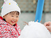 かわいい幼児の雪遊び