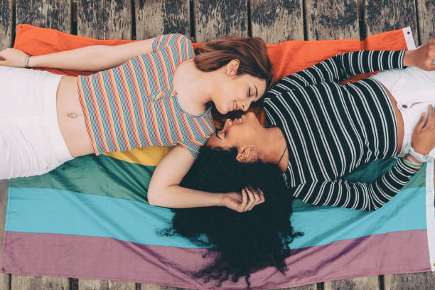linda pareja lesbiana acostados juntos en la alfombra - imagen - homosexualidad fotografías e imágenes de stock