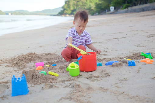 かわいいアジアの 2 歳の幼児男の子座っている美しい熱帯の砂浜で遊ぶ子供たちのビーチおもちゃ 2歳から3歳のストックフォトや画像を多数ご用意 Istock