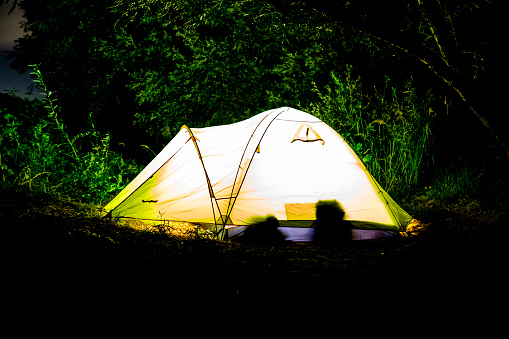 夏シーズン B の広い森林の夜に光るかわいいテント イルミネーションのストックフォトや画像を多数ご用意 Istock
