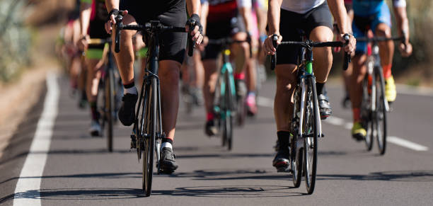competición de ciclismo, atletas ciclistas montando una carrera - peloton fotografías e imágenes de stock