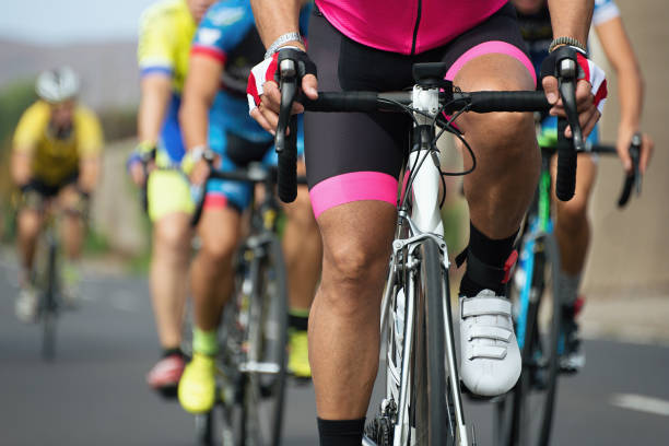 ciclismo de competición, atletas de ciclista montando una carrera - peloton fotografías e imágenes de stock