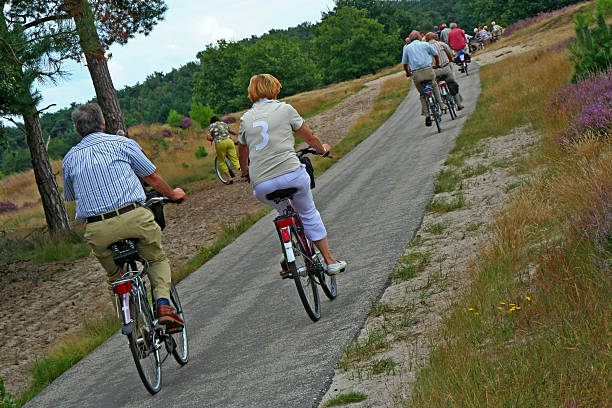cycling tour # 3 - pensioen nederland stockfoto's en -beelden