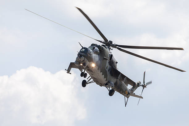 checo oi. michigan -24 hind helicóptero de ataque - michigan shooting fotografías e imágenes de stock
