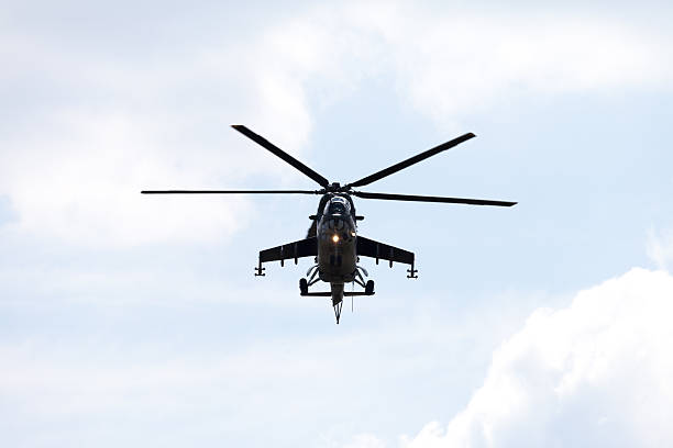 checo oi. michigan -24 hind helicóptero de ataque - michigan shooting fotografías e imágenes de stock