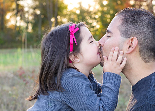 Teen daughter daddy. Дочь целует папу. Поцелуй папы и Дочки с языком. Папа целует дочку в губы с языком. Недетский поцелуй.
