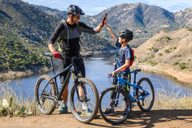 Dad and Son MTB Hig Five Kid MTB, Lake Hodges, California lake hodges stock pictures, royalty-free photos & images