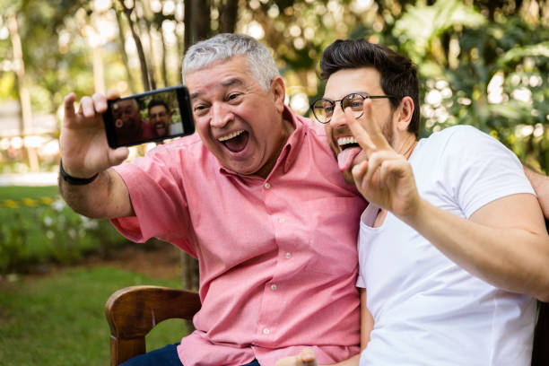 お父さんと息子の selfie 写真を撮ると、公園で楽しんで - 時間　祖父母 ストックフォトと画像