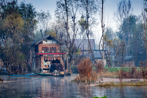 A daily needs store at side of Dal Lake Srinagar, Jammu and Kashmir, India - November 19, 2015 : A daily needs store at side of Dal Lake srinagar stock pictures, royalty-free photos & images