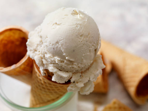 молочные бесплатно, кокосовое молоко ванильное мороженое в сахарном конусе - ice cream стоковые фото и изображения
