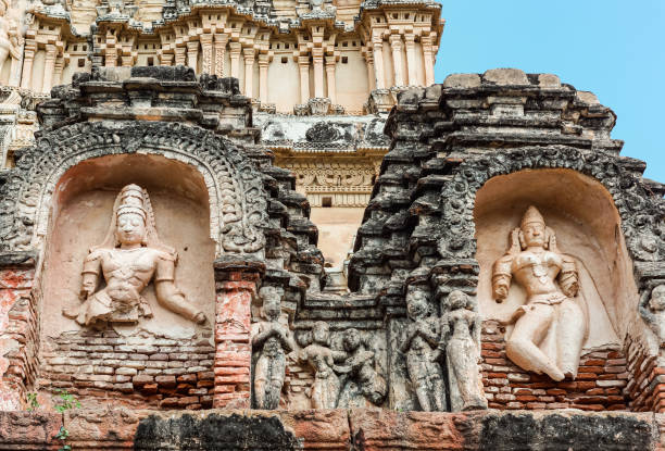beschadigde standbeelden op vimanam bij tempel virupaksha, hampi, karnataka, india. - hampi stockfoto's en -beelden