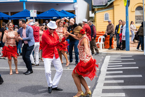 dansçılar insanların kalabalık arasında sokakta dans - salsa dancing stok fotoğraflar ve resimler