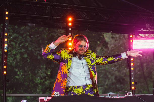 dancing dj van helsinki pride festival - dj stockfoto's en -beelden