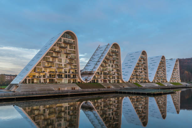 conception de la maison moderne danois, cinq vagues de watwerfront dans la lumière du matin reflétant dans la mer - vejle photos et images de collection