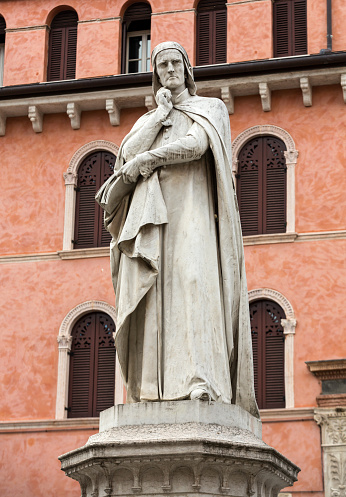 Dante Alighieri Statue presso Piazza dei Signori in Verona