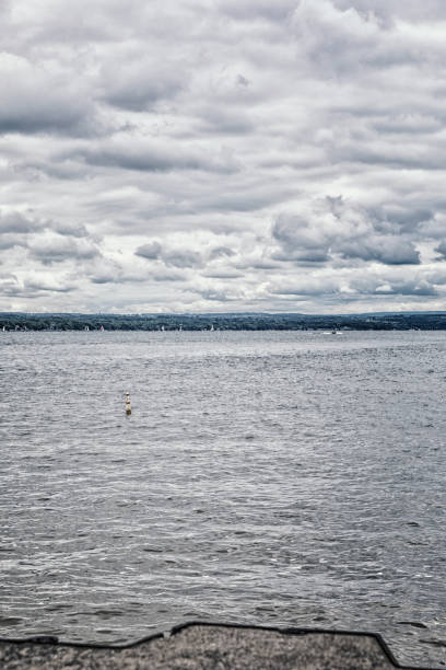 ニューヨーク州のフィンガー レイクス カナンデーグア湖上の暗い雲 - なるほど ストックフォトと画像