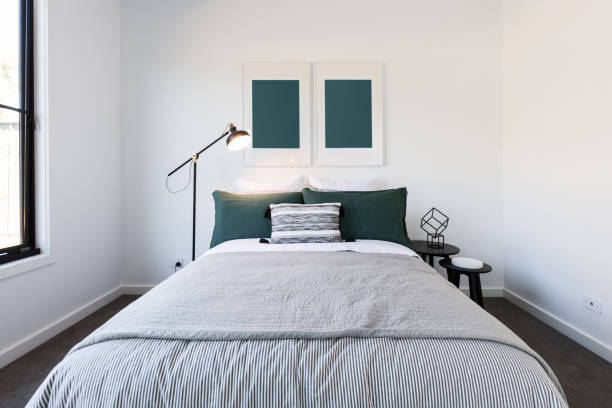 Dormitorio de lujo verde oscuro y blanco - foto de stock