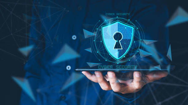 데이터 또는 네트워크 보호, 비즈니스 피플은 방패 아이콘, 바이러스 보안을 누릅니다. 데이터 보호 및 보험 비즈니스 보안 개념, 바이러스에 대한 정보 보안. 바이너리 넘버 1010. - cyber security 뉴스 사진 이미지