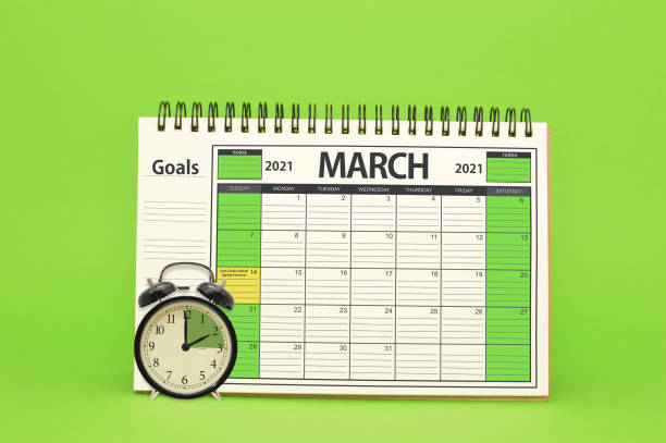 Daylight Savings Time 2021 Spring forward daylight savings time March 2021 Calendar and Alarm Clock on green background daylight savings 2021 stock pictures, royalty-free photos & images