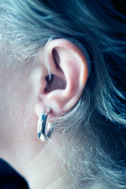 modern teknoloji dijital işitme cihazı kulağı sağır bayanla. - hearing aids stok fotoğraflar ve resimler