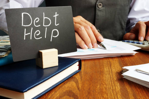 debt help sign and working man in the office. - dívidas imagens e fotografias de stock