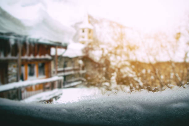 tiefschnee gestapelt auf fenster rahmen selektiven fokus im skigebiet mit gemeinsamen chalet - alpen unscharf winter stock-fotos und bilder