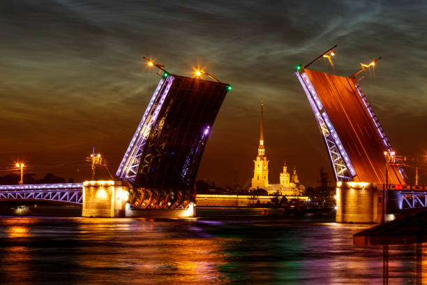 尼瓦河上方凸起的皇宮橋的城市景觀被拆除。 俄羅斯聖彼德堡的白色夜晚。 - vera pauw 個照片及圖片檔