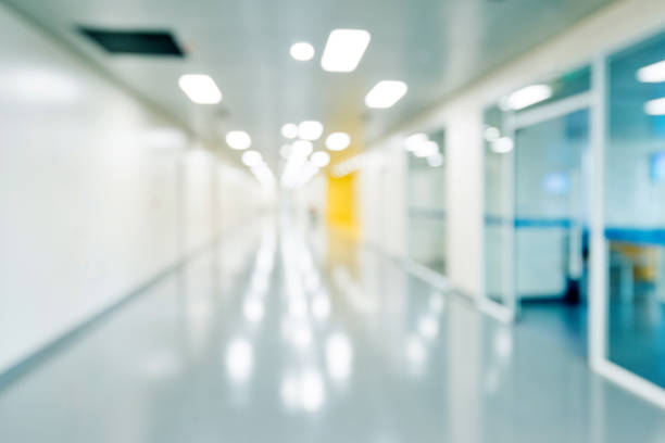 defokussierten leeren flur in einem krankenhaus - korridor stock-fotos und bilder