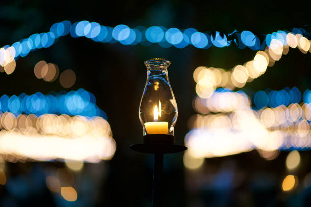 onscherpe veelkleurige lichtslingers met kaarslantaarn in het midden van de nacht - uitvaart stockfoto's en -beelden